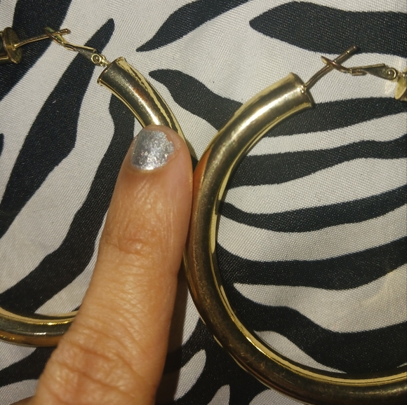 Women Fashion Gold medium size hoop earrings - Picture 11 of 11